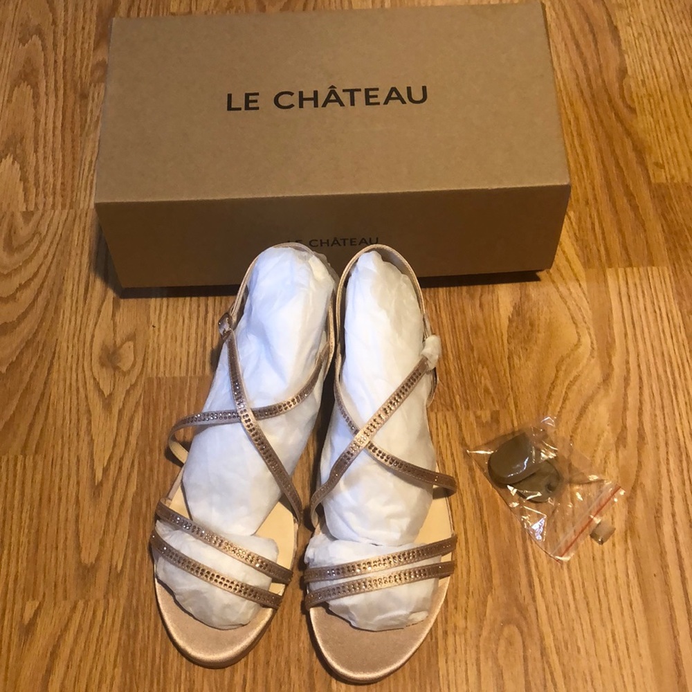 Le Château women’s size 41 dress shoes. Colour: Blush.